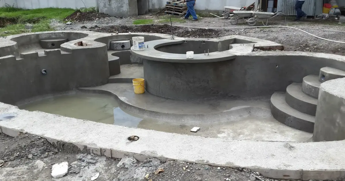 Proyecto de piscina en fase de obra gris.