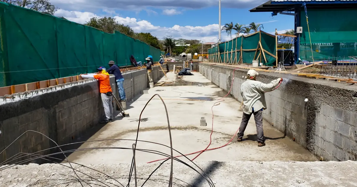 Personal de Dream Pool Design trabajando en obra gris.