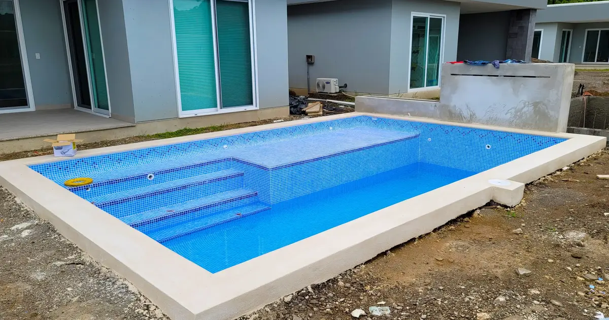 Proyecto de piscina exclusiva en villas de retiro.