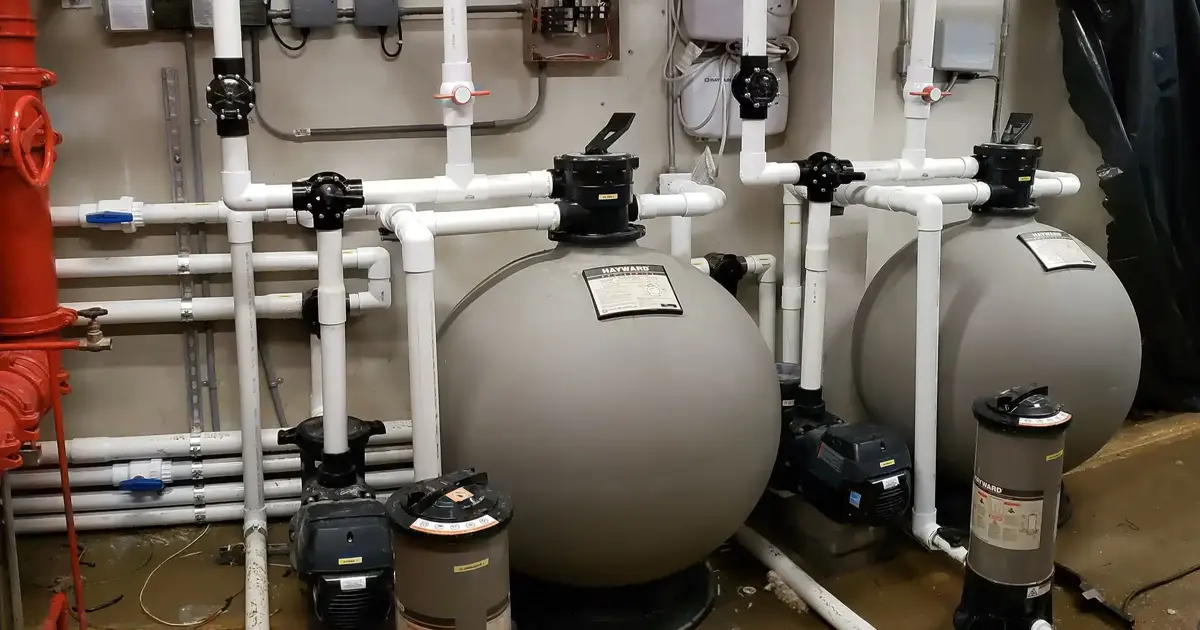 Venta de equipos profesionales e instalación para piscinas.