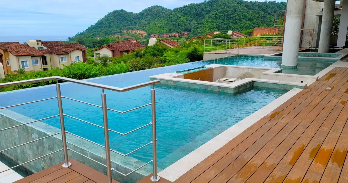 Piscina exclusiva para residencia en Costa Rica.