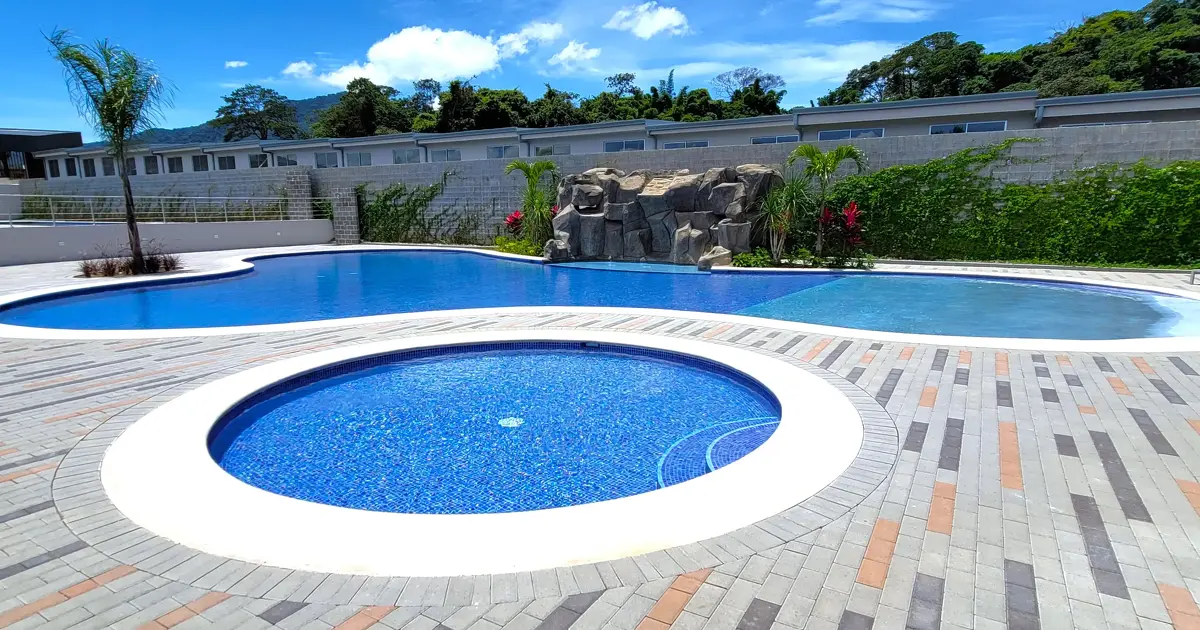 Proyecto con diseño innovador de piscina y jacuzzi.