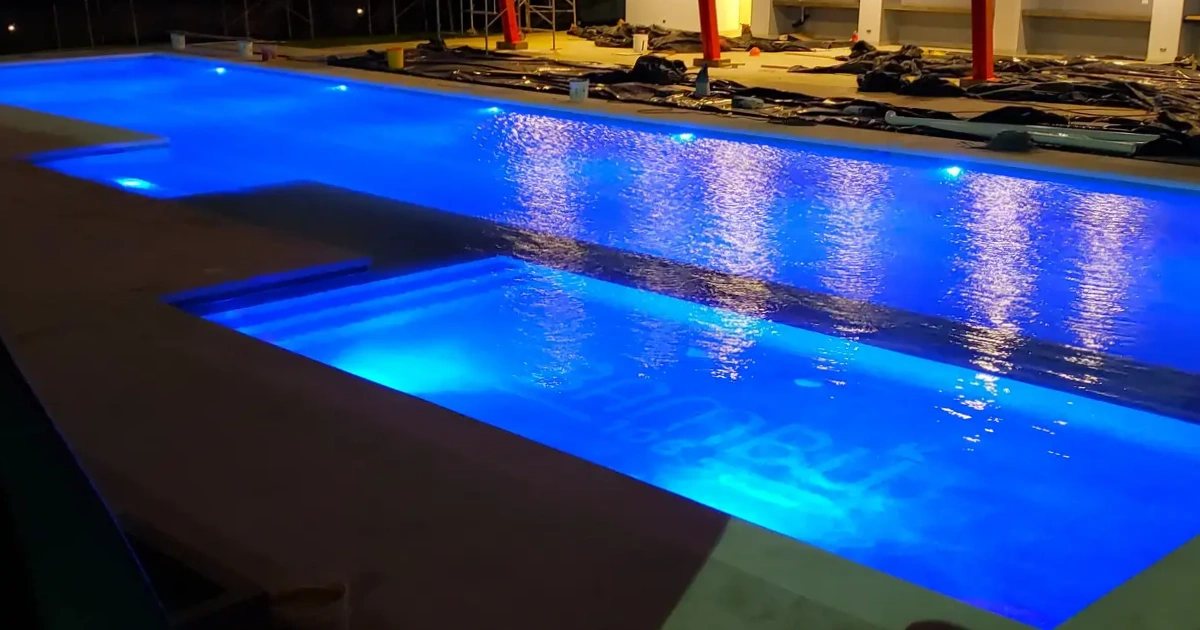 Proyecto de piscina con iluminación LED en condominio.