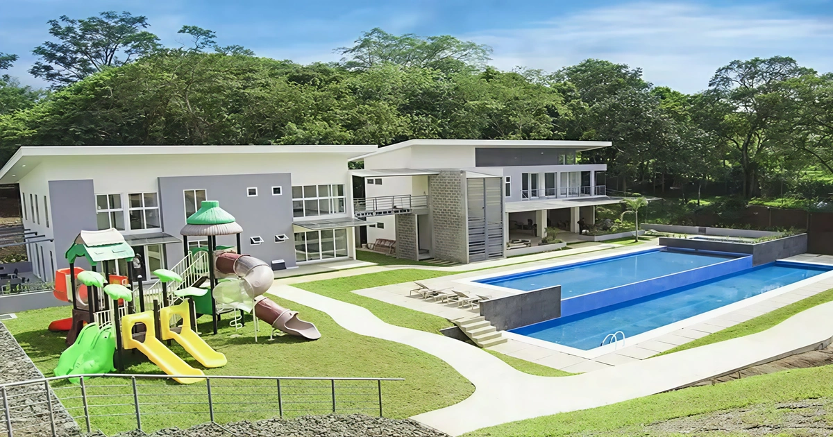 Piscina moderna en condominio.