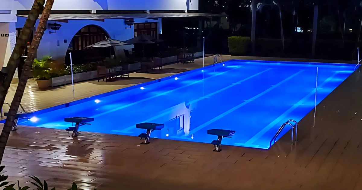 Piscina iluminada con luces LED de última tecnología.