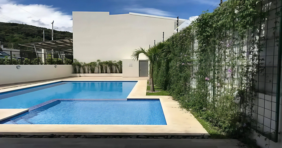 Piscina de proyecto de condominio en Costa Rica.