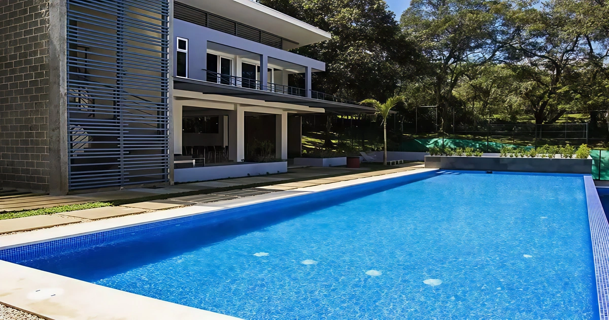 Piscina de desarrollo inmobiliario para condominios de alta gama.