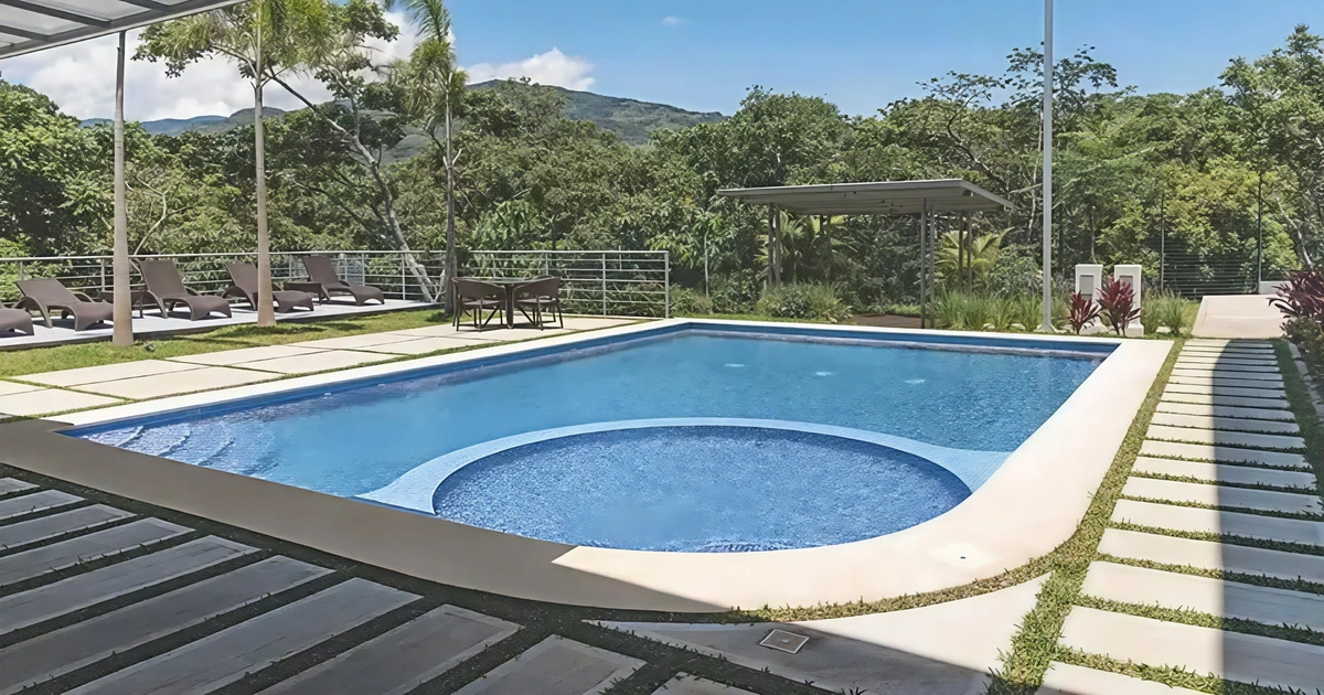 Diseño de piscina y jacuzzi de lujo para grandes proyectos inmobiliarios.