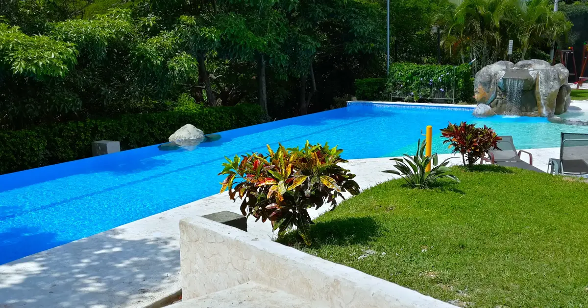 Piscina residencial con acabados de alta calidad.