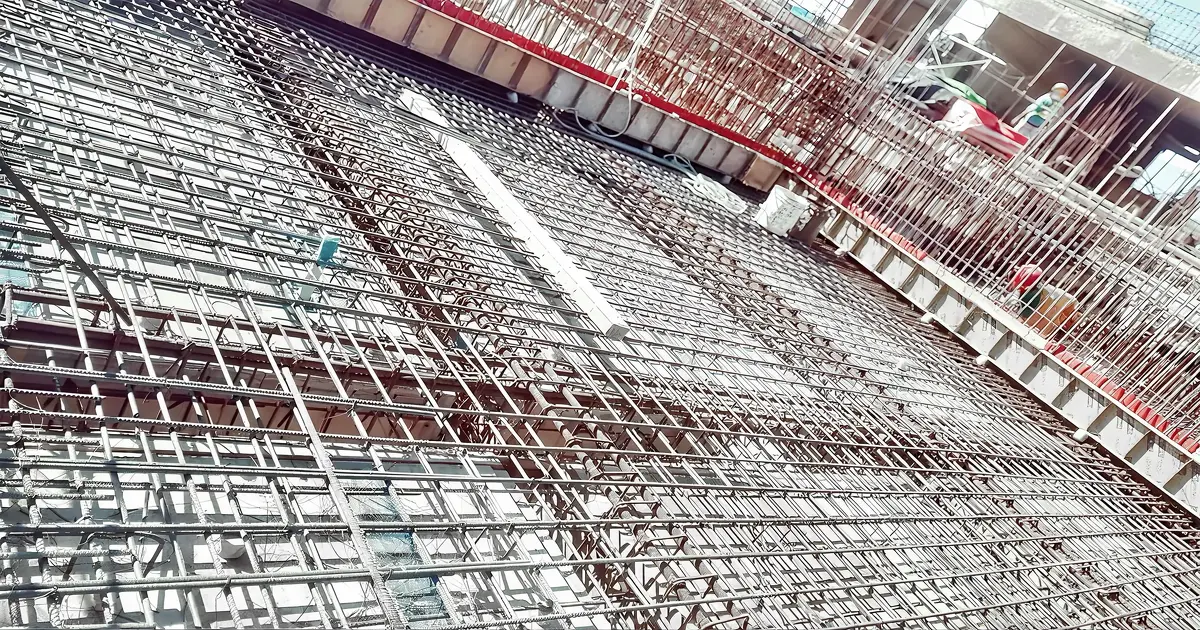 Armadura de piscina y estructura firme para construcciones seguras.