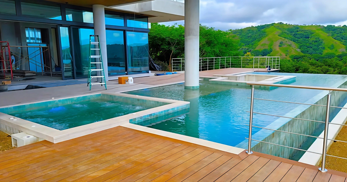 Diseño de piscina residencial adaptado al espacio.