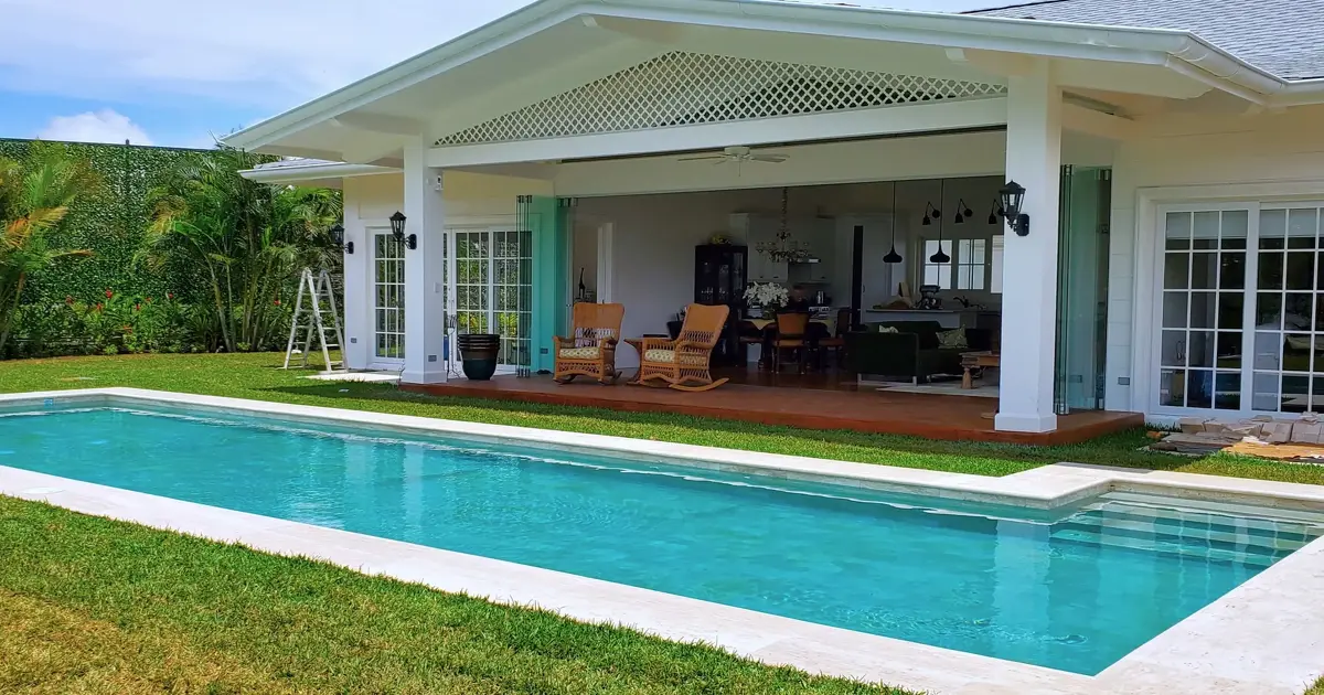 Diseño de piscina para vivienda con estilo único.