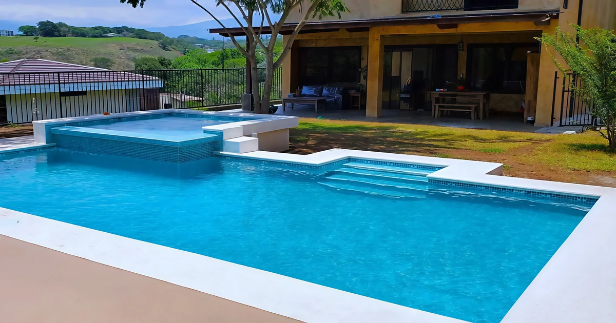 Proyecto de piscina moderna para residencia.