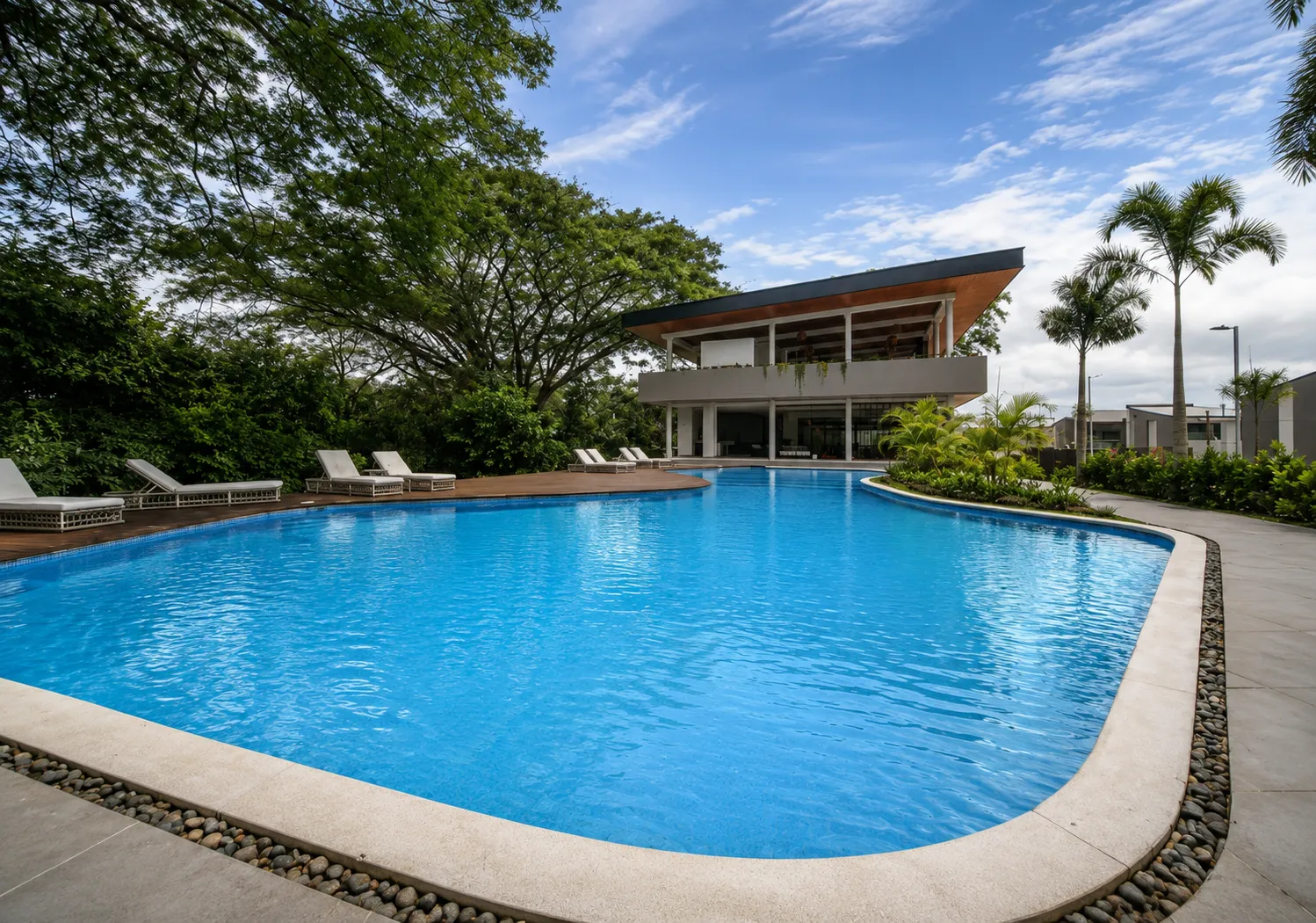 Piscina del condominio Lindora Village construida por Dream Pool Design