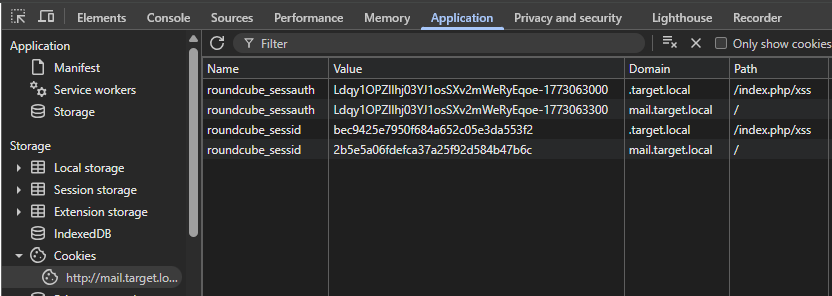Screenshot der Registerkarte „Anwendung“ in den Chrome DevTools, auf der vier Cookies für mail.target.local angezeigt werden. Zwei davon gelten für den Pfad /index.php/xss auf .target.local (die Cookies des Angreifers), und zwei gelten für den Stammpfad auf mail.target.local (die Cookies des Opfers).