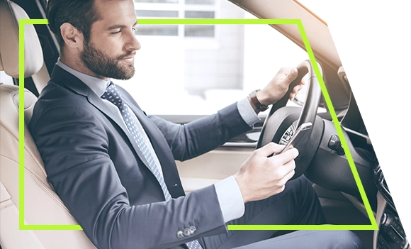 Avaliador InstaCarro analisando a lataria de um carro