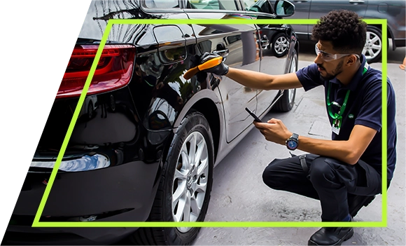 Avaliador InstaCarro analisando a lataria de um carro