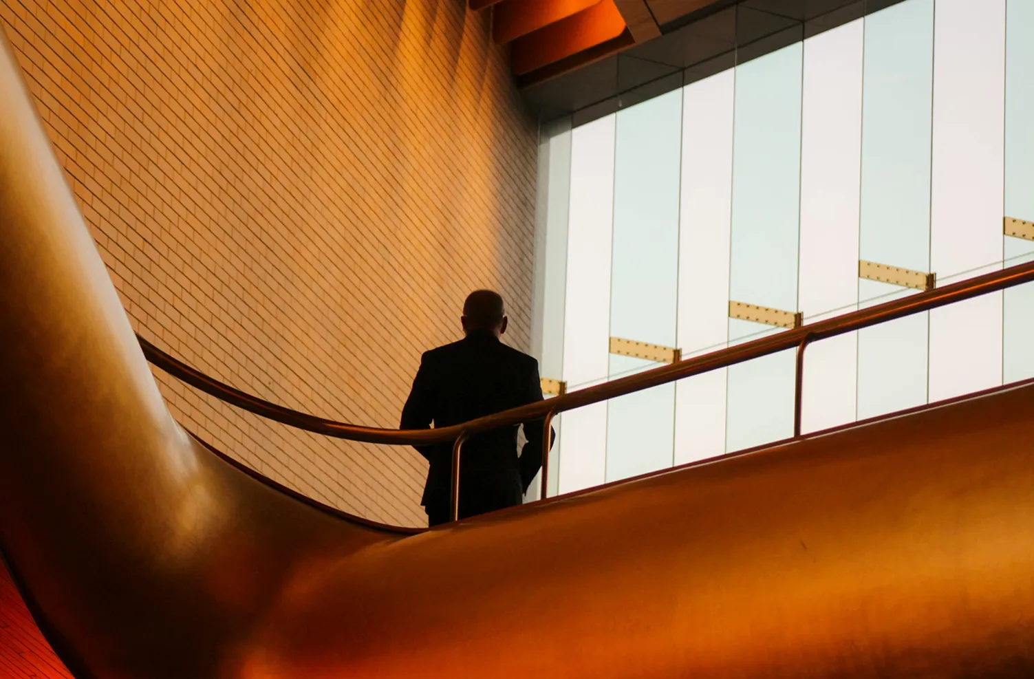 Person auf einer Treppe im Gebäude, Symbolbild für Zuverlässigkeit