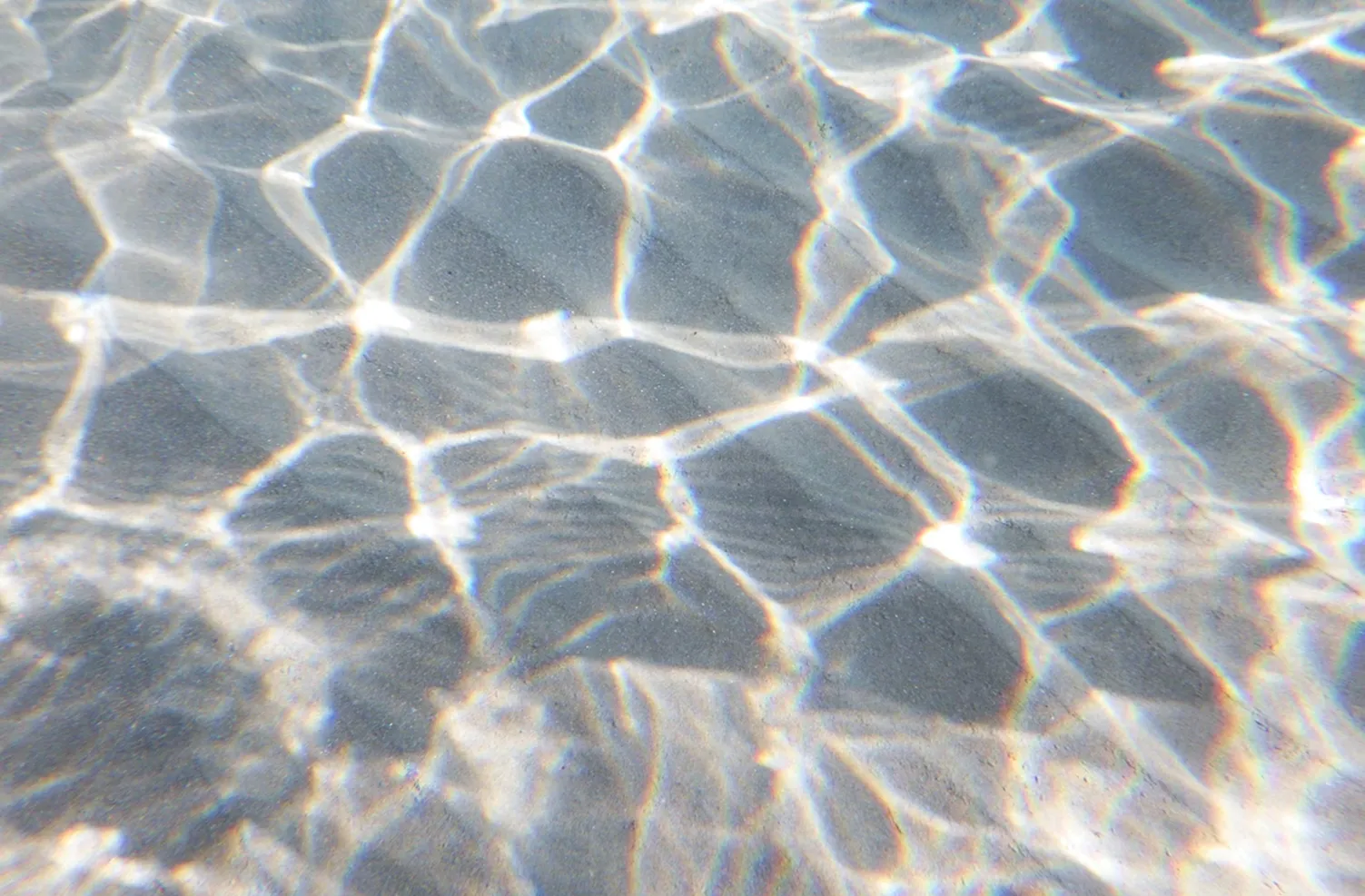 Sonnenlicht auf klarem Wasser, Symbolbild für Transparenz