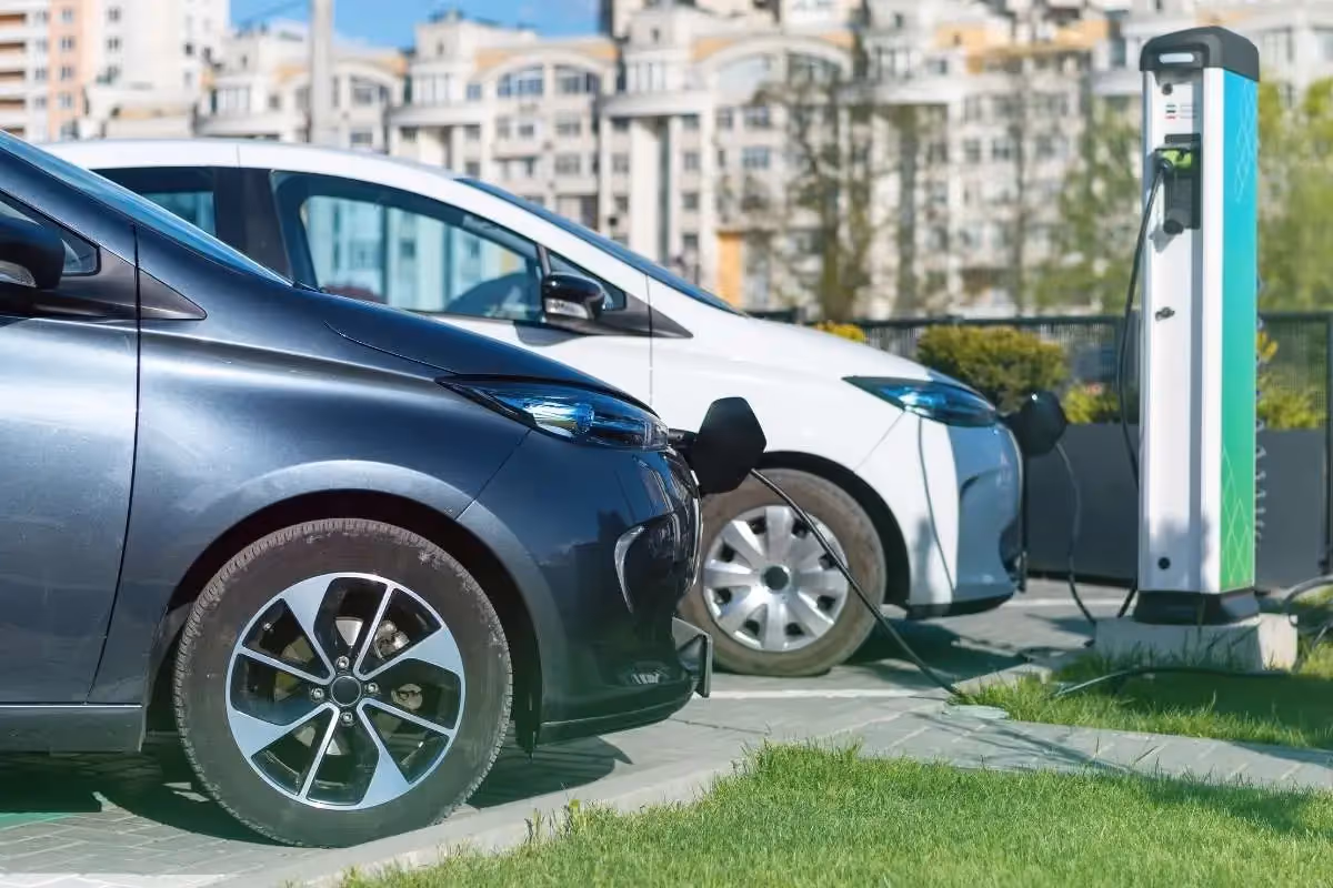 Gérer la recharge des véhicules de service : enjeux et bonnes pratiques pour les entreprises