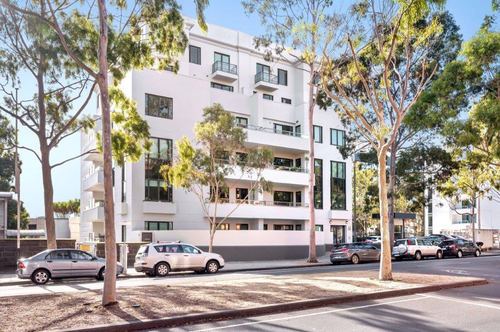 High-pressure facade cleaning of a waterfront strata building at 61 Brougham Street, Geelong