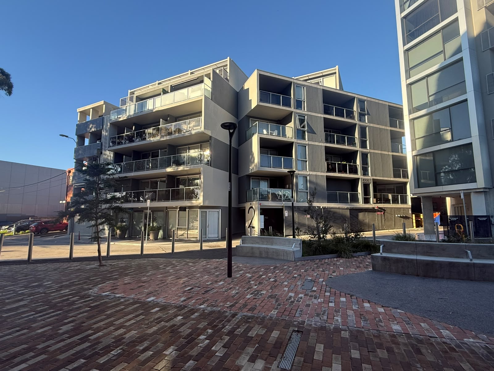 Abseiling painting and render repairs at 2 Willis Lane, Hampton