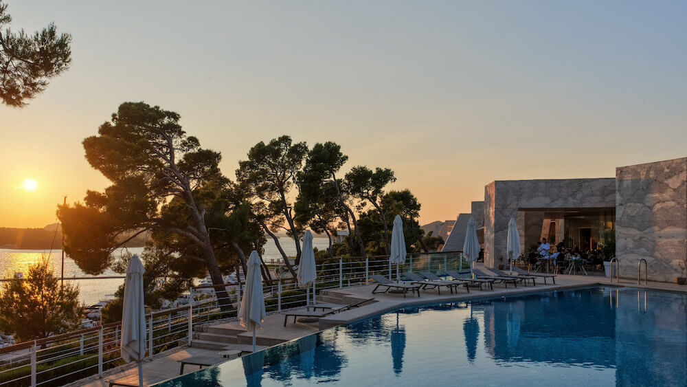 2 people from DailyDev posing