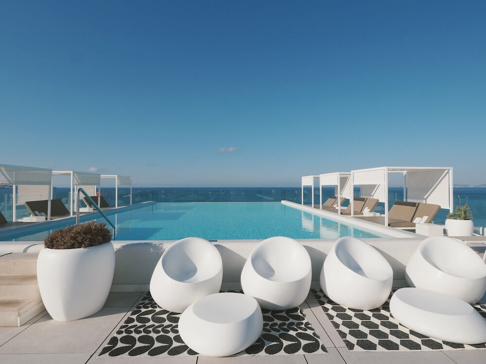 2 people from DailyDev posing