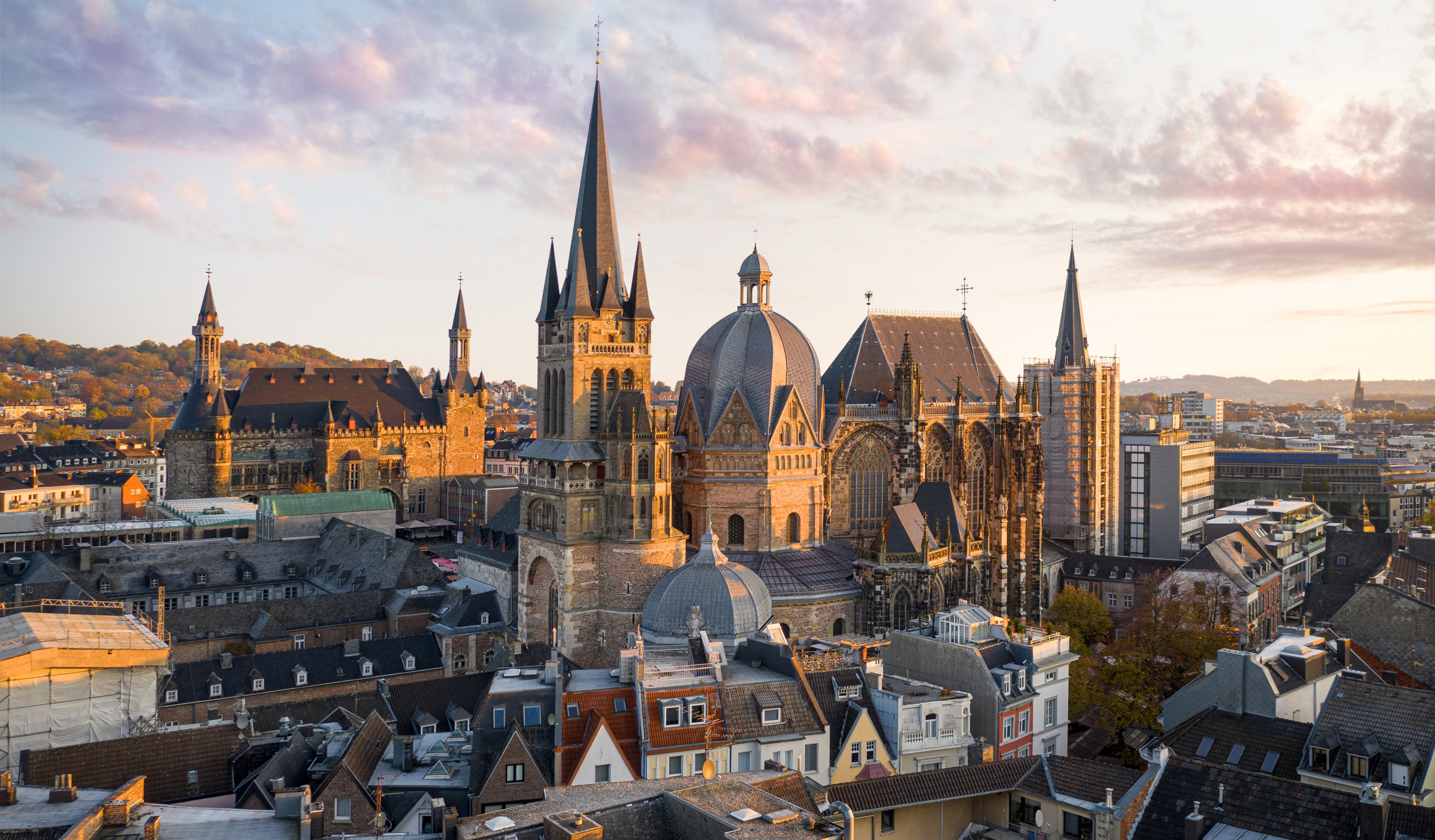 Stockbild vom Aachener Zentrum mit Fokus auf die Kathedrale