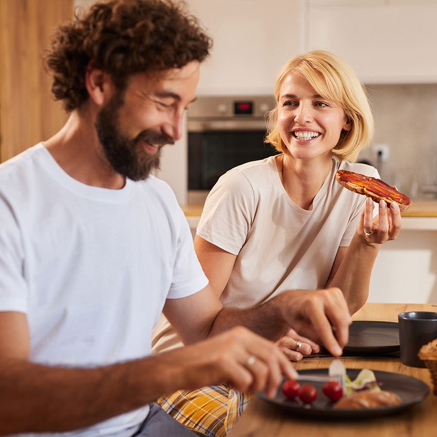 Stockbild einer vierköpfigen Familie in der Küche am backen
