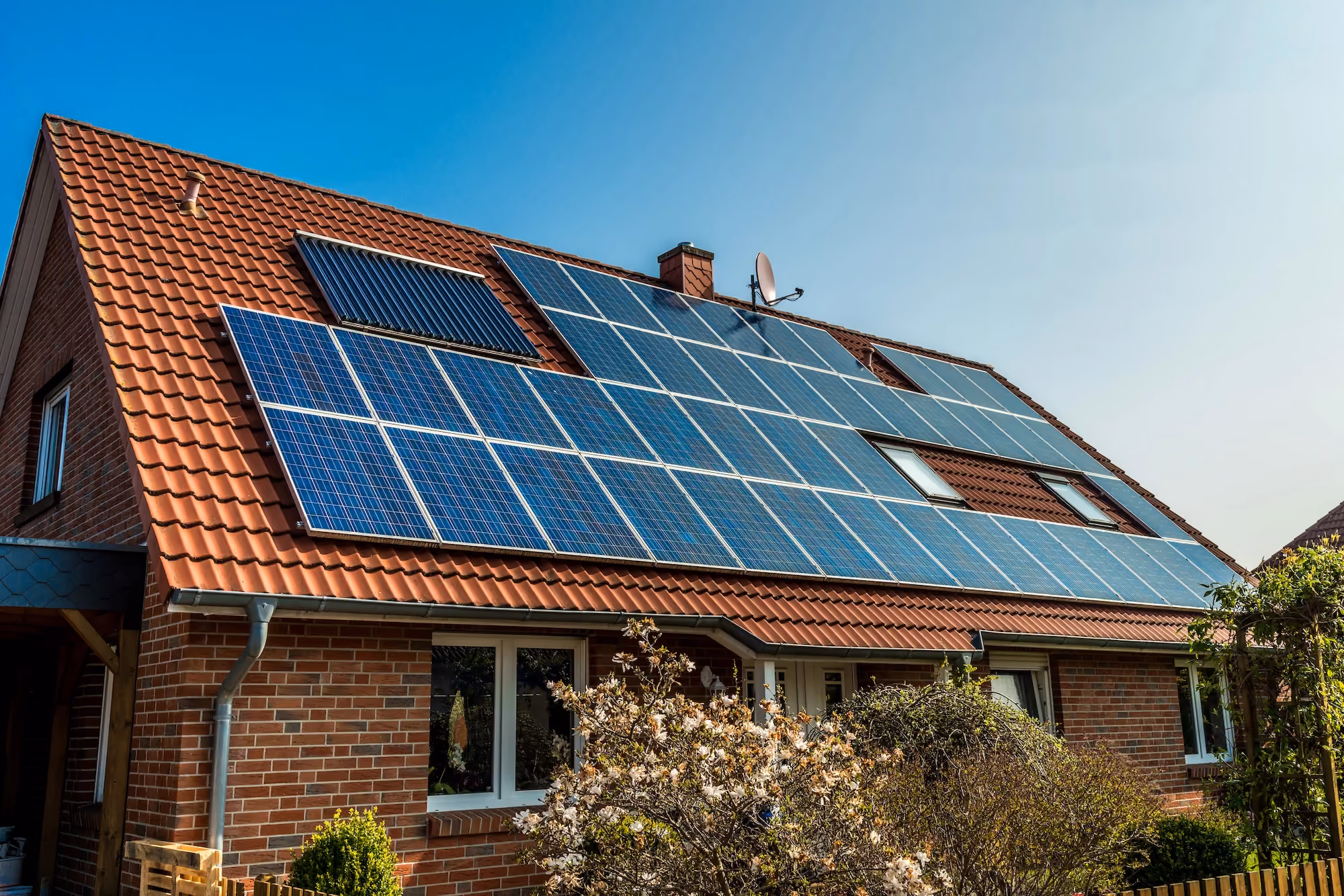 Photovoltaik-Anlage mit Solarmodulen auf einem Hausdach