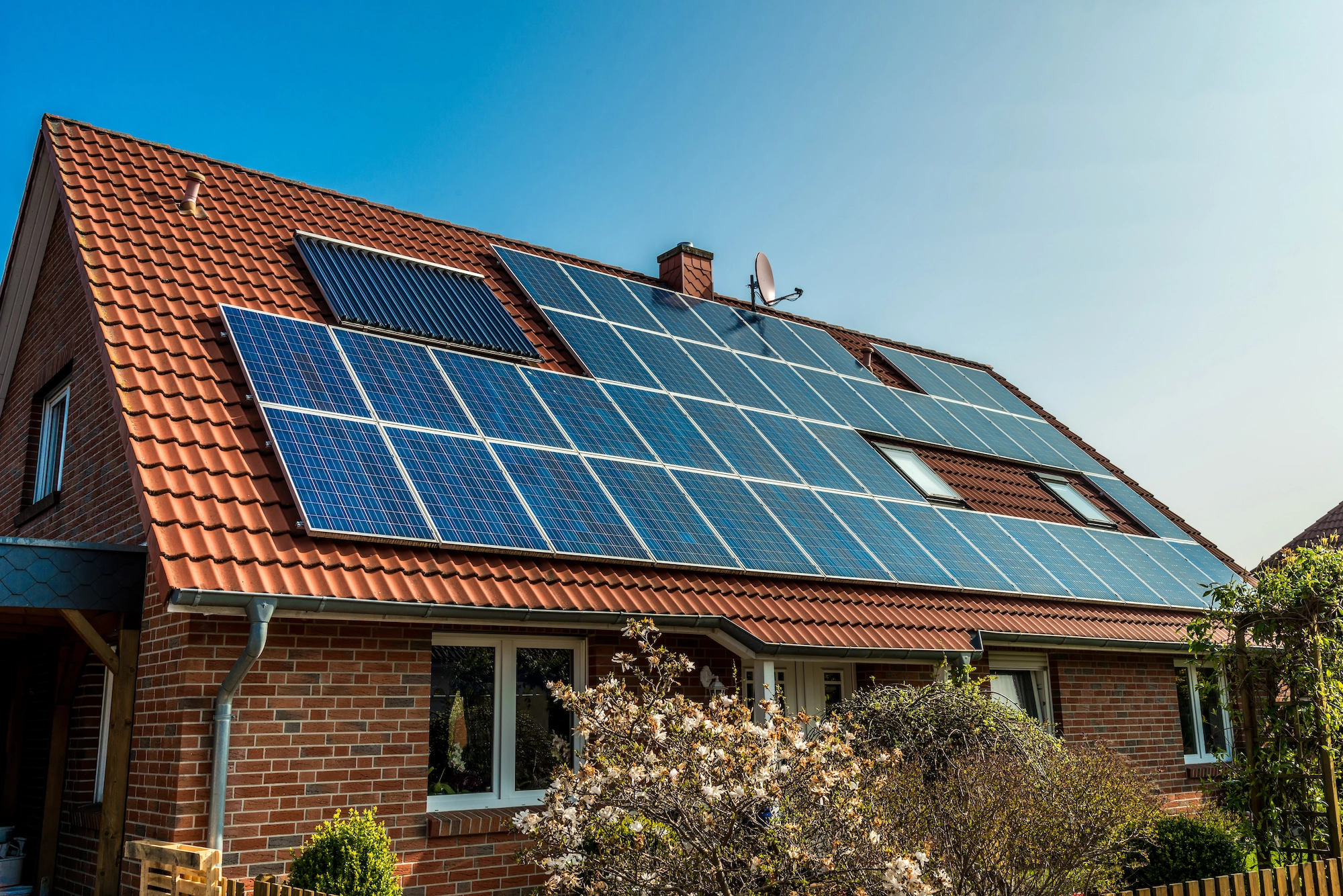 Photovoltaik-Anlage mit Solarmodulen auf einem Hausdach