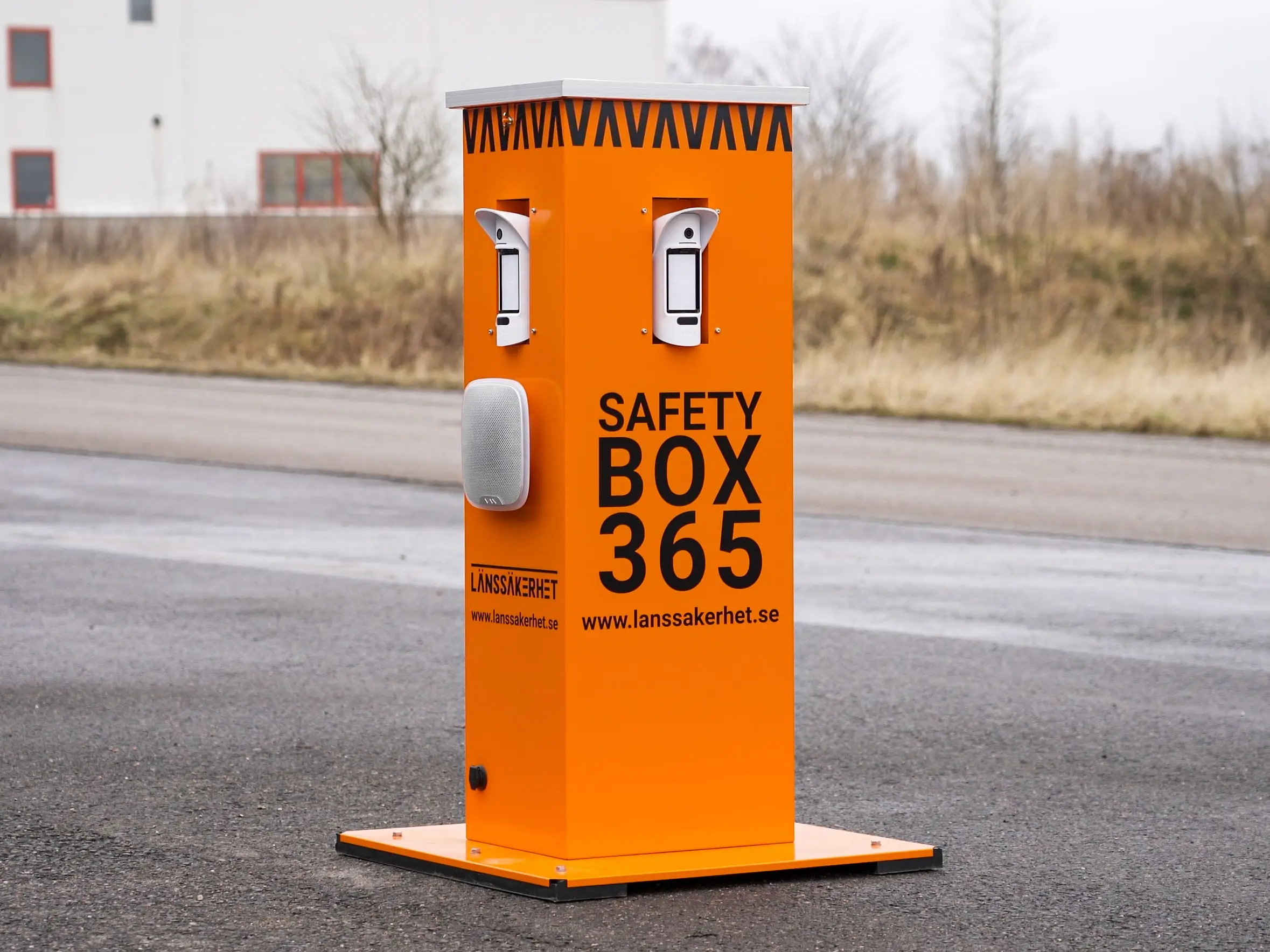 Två larmväskor, en stängd en öppnad