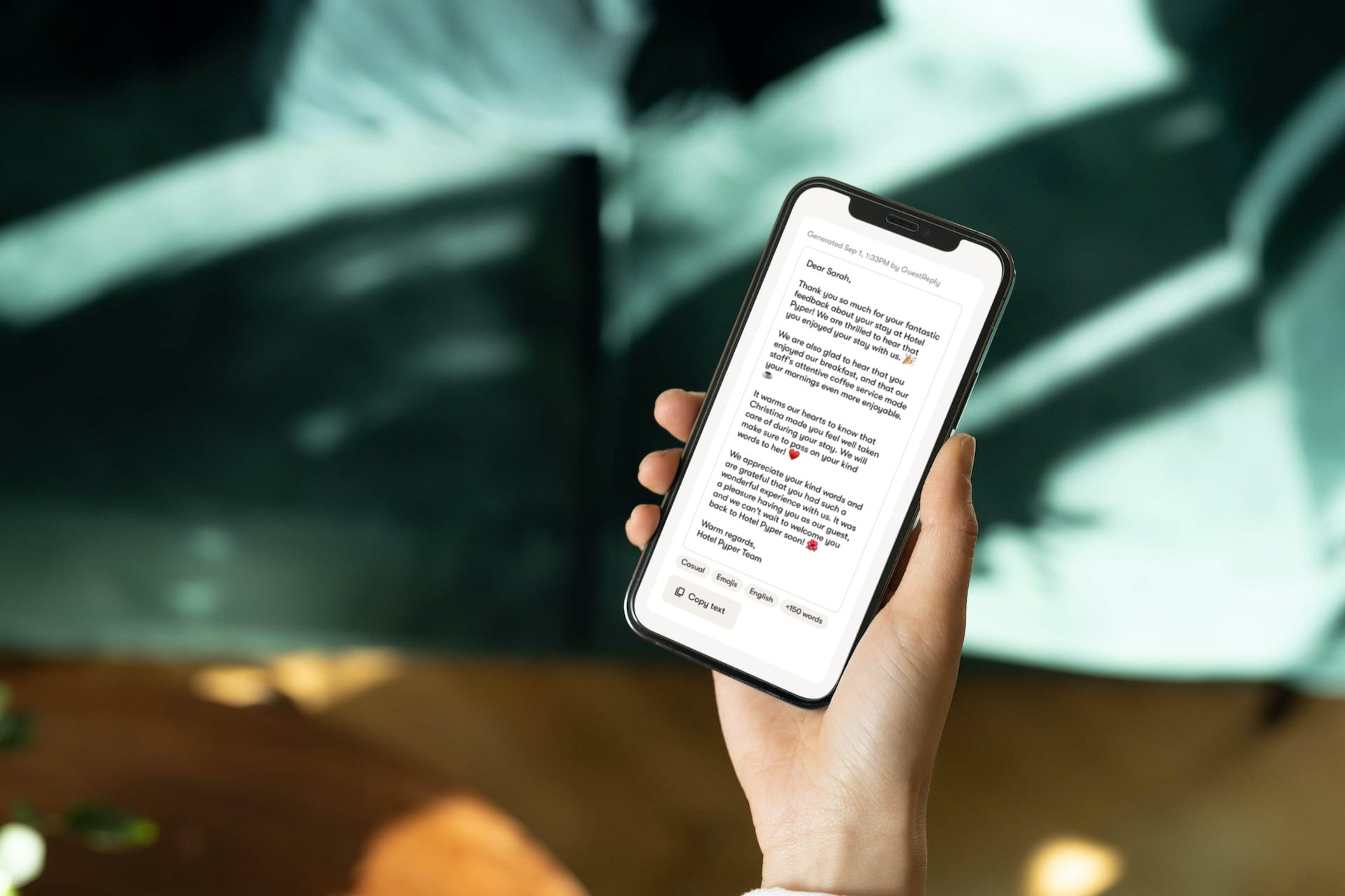 Person som bruker GuestReply