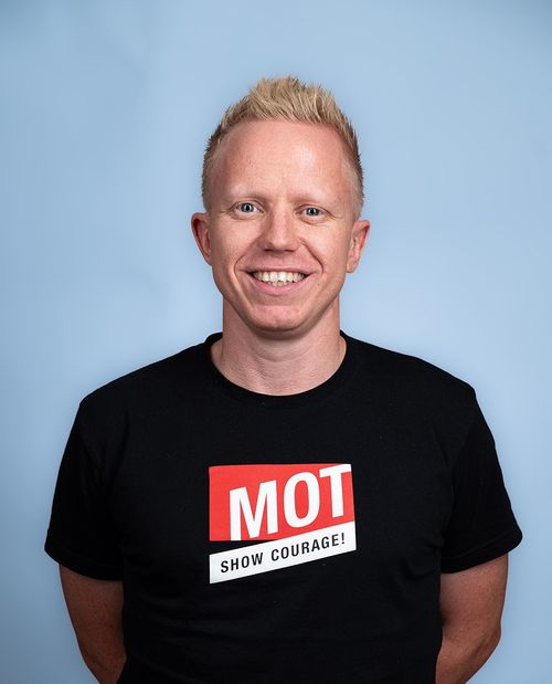mann smiler inn i kamera