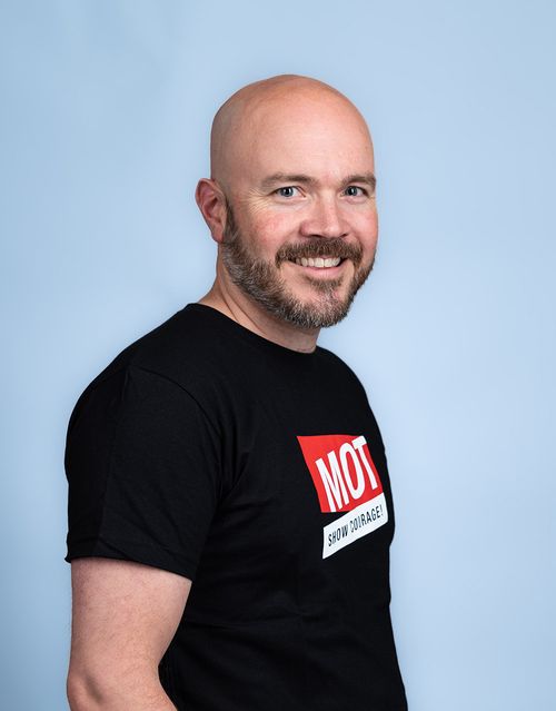 mann smiler til kamera