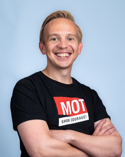 mann smiler i kamera