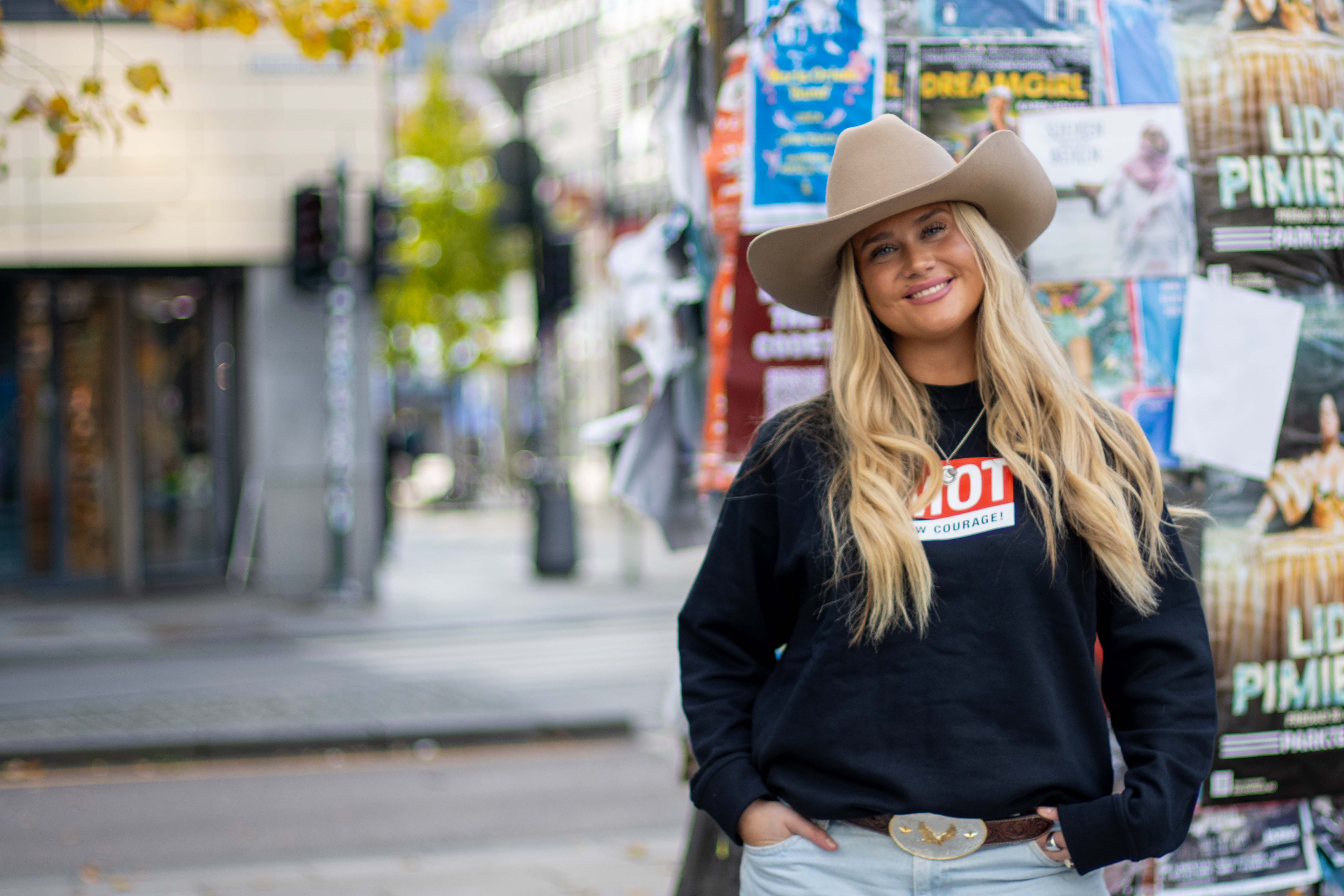 Madeléine smiler til kamera