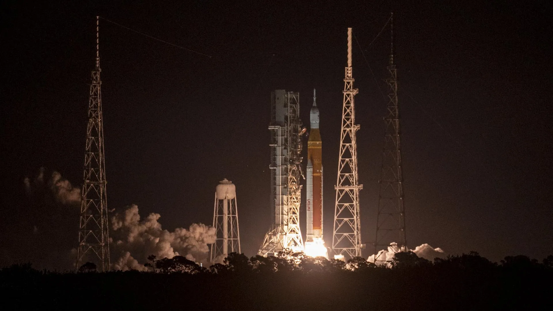 A rocket carrying the Orion spacecraft takes off from the launchpad during the Artemis I flight test. 