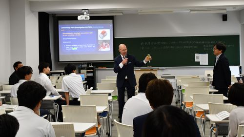 Led by Kenneth Huff, conference attendees engage with LabXchange a PIER Investigations learning resource. In the image, a classroom full of people listens attentively to a speaker, Kenneth Huff, standing in the center of the classroom.