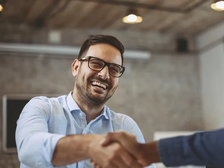 A Driven Motors advisor shaking hands with a seller