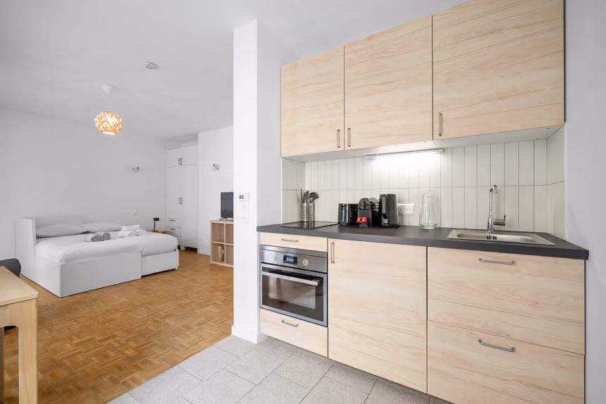 Cuisine équipée de l'appartement de 29 m², ouverte sur le séjour et le coin nuit