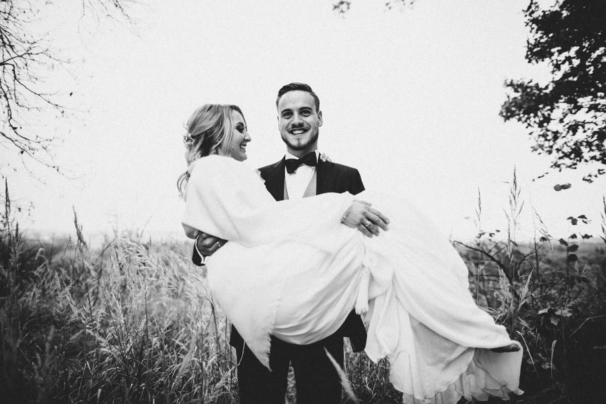 Brautpaar bei der Winterhochzeit auf Gut Thurnsberg