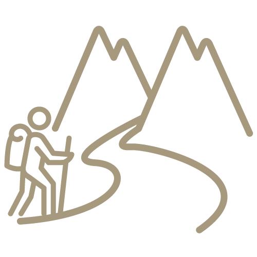 Symbol einer wandernden Person mit Rucksack vor Berglandschaft.