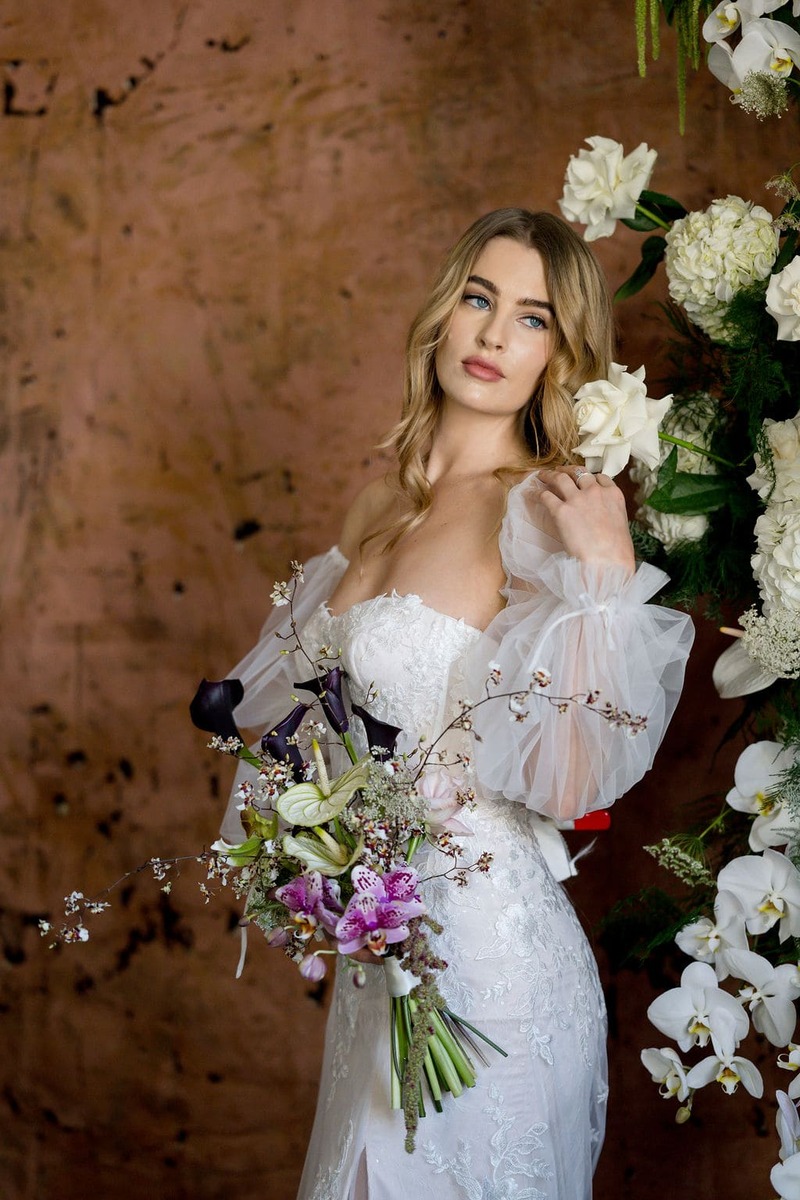 Strapless fitted gown with lace all over 