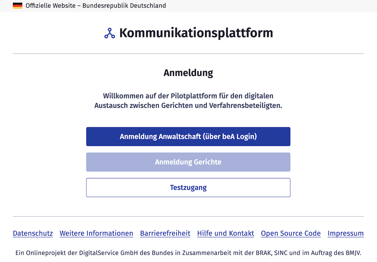Screenshot der Anmeldeseite für die "Pilotplattform Kommunikationsplattform" der Bundesrepublik Deutschland, die einen digitalen Austausch zwischen Gerichten und Verfahrensbeteiligten ermöglicht. Es werden blaue Schaltflächen zur Anmeldung für Anwälte (über beA), Gerichte und für einen Testzugang gezeigt.