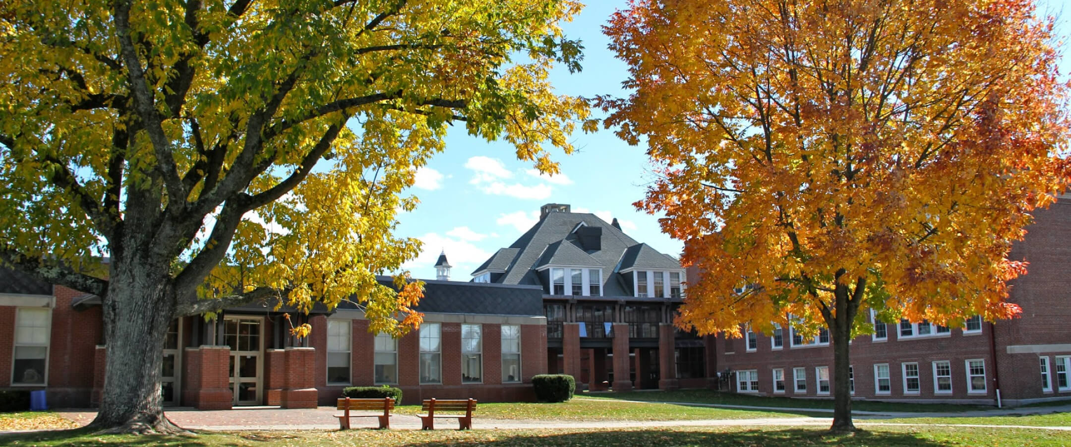 Thornton Academy b&acirc;timents par une journ&eacute;e ensoleill&eacute;e d'automne.
