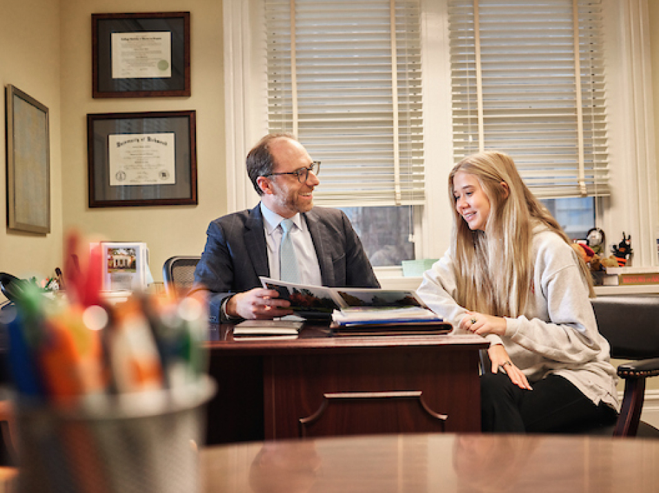 A student meets with her college counselor