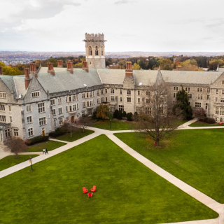 에마 윌러드 캠퍼스 건물을 공중에서 본 모습.