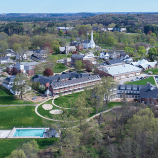 Ảnh chụp từ trên cao khuôn viên trường Fay School.